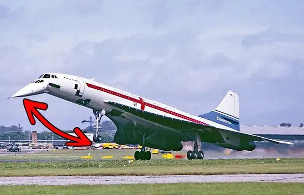 Mũi máy bay nhọn và có hướng chĩa xuống là để phi công dễ nhìn đường nhưng vẫn giữ được tốc độ bay ưu việt.