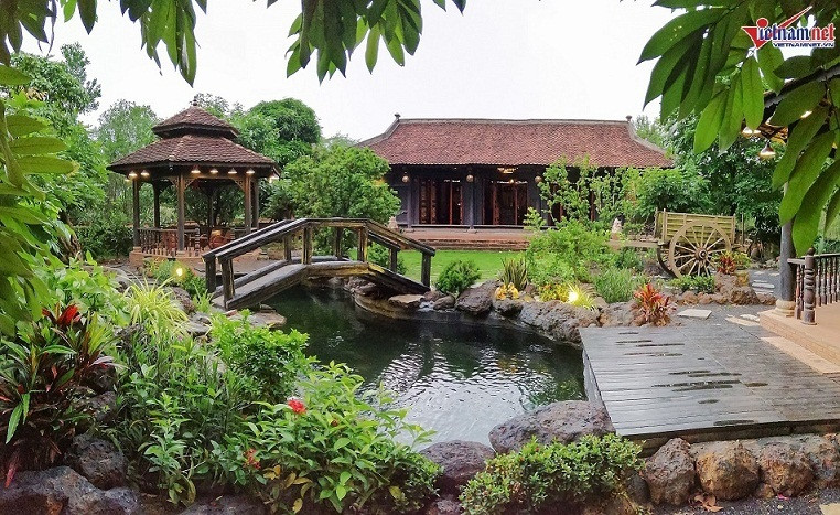 Trong khuôn viên trước nhà, danh hài trồng trồng các loại cây cảnh và thiết kế hòn non bộ tạo không gian thiên nhiên xanh mát. Ảnh: Vietnamnet.