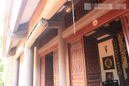 Ngôi nhà 5 gian được thiết kế theo lối đối xứng với nhiều nguyên liệu gỗ quý. Ảnh: Vietnamnet.