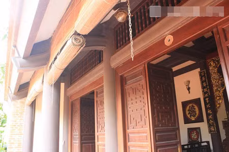 Ngôi nhà 5 gian được thiết kế theo lối đối xứng với nhiều nguyên liệu gỗ quý. Ảnh: Vietnamnet.