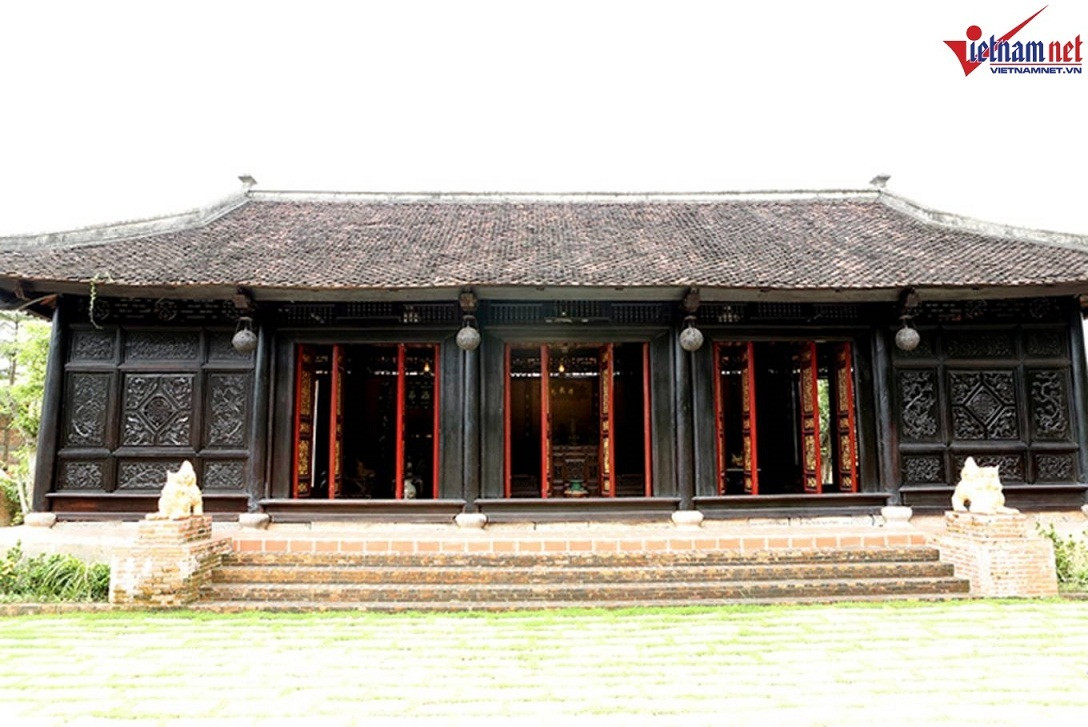 Căn nhà vườn của nghệ sĩ hài Hoàng Mập ở huyện Trảng Bom (Đồng Nai) cách TP HCM gần 50 km. Nhà có tổng diện tích hơn 1.600m2, được anh xây dựng theo phong cách ngôi nhà cổ ở Nam Định có tuổi đời 100 năm. Ảnh: Vietnamnet