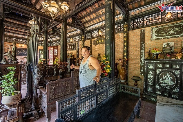 Nhiều đồ nội thất trong nhà được danh hài và vợ sưu tầm từ những cửa hàng bán đồ cổ, một số ít được bạn bè, người thân tặng. Ảnh: Vietnamnet. Video: Kiến trúc hiện đại cho ngôi nhà liền kề. Nguồn: VTC1