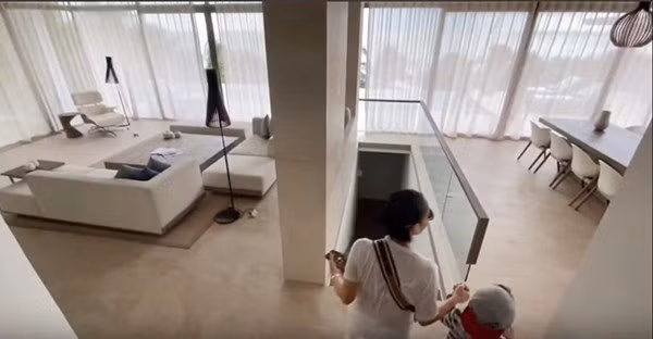 Tường phòng khách và phòng ngủ đều được sử dụng chất vách kính nên có thể thoải mái ngắm nhìn không gian bên ngoài.