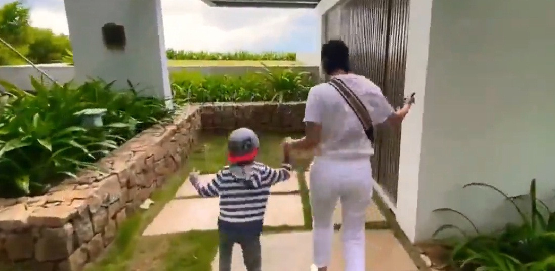 Căn biệt thự của Thu Minh tọa lạc tại một khu đất riêng biệt với xung quanh là cây cối và biển.