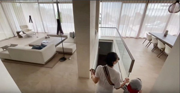 Tường phòng khách và phòng ngủ đều được sử dụng chất vách kính nên có thể thoải mái ngắm nhìn không gian bên ngoài.