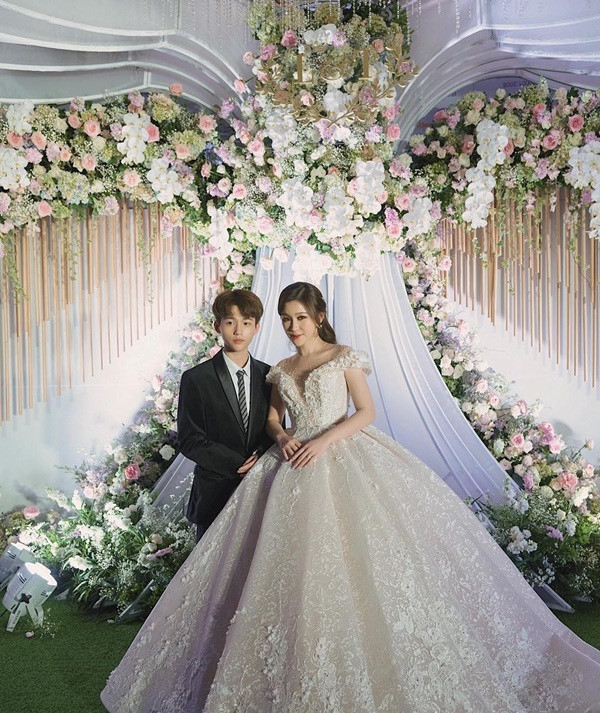 Hoàng Quang Nhất (sinh năm 2003) được nhiều người chú ý khi xuất hiện trong đám cưới của chị gái là rich kid Trinh Hoàng và doanh nhân Jay Trần.