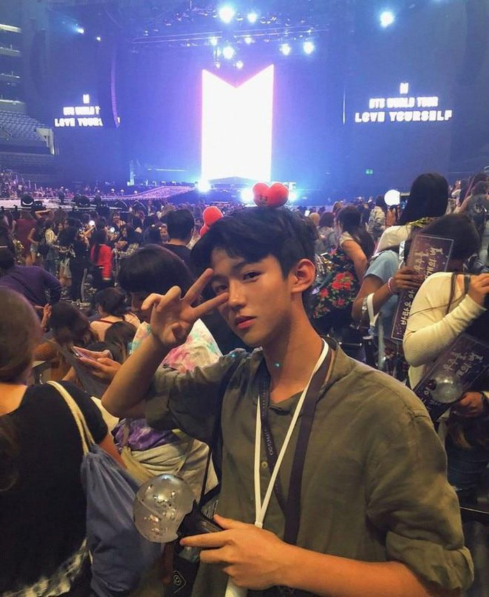 Nhất Hoàng còn thể hiện mình là một fan Kpop chính hiệu khi tham gia rất nhiều concert của hàng loạt nghệ sĩ nổi tiếng như Black Pink, Wanna One, TWICE,…