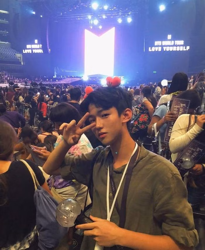 Nhất Hoàng còn thể hiện mình là một fan Kpop chính hiệu khi tham gia rất nhiều concert của hàng loạt nghệ sĩ nổi tiếng như Black Pink, Wanna One, TWICE,…