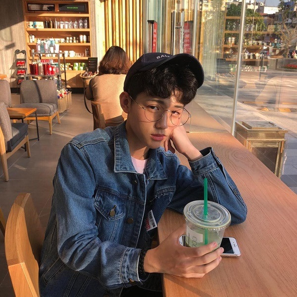 Chàng trai 17 tuổi chăm chỉ check-in cùng đồ hiệu và khoe ảnh đi du lịch ở nhiều địa điểm nổi tiếng trên thế giới.