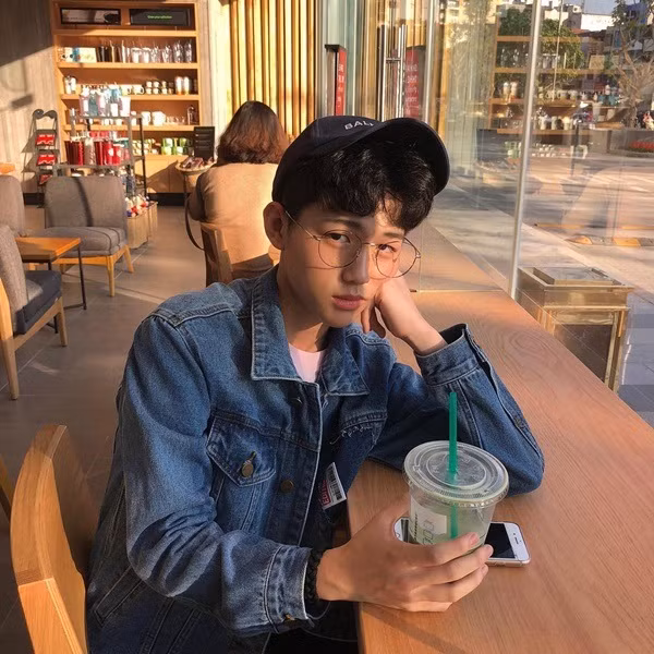 Chàng trai 17 tuổi chăm chỉ check-in cùng đồ hiệu và khoe ảnh đi du lịch ở nhiều địa điểm nổi tiếng trên thế giới.