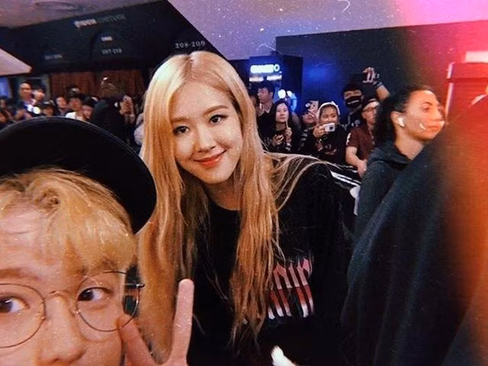 Tấm ảnh Nhất chụp cùng Rosé (Black Pink) khiến cộng đồng Blink phải ghen tỵ. Nguồn ảnh: Instagram. Facebook.