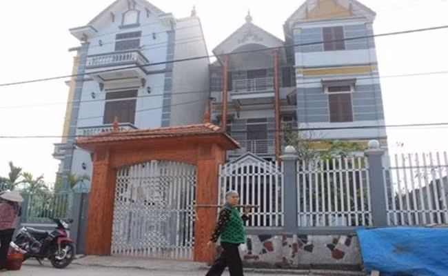 Nhiều căn biệt thự lớn chi phí lên tới gần chục tỷ đồng. Ảnh: Dân Việt. Video: Dân Sài thành ‘tiếc’ biệt thự Pháp bị phá dỡ. Nguồn: VTC14