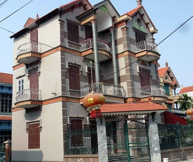 Có tiền, người dân trong làng đua nhau xây biệt thự, nhà cao tầng. Ảnh: Dân Việt.