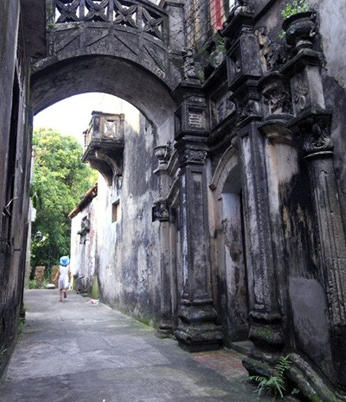 Những biệt thự cũ thêm đẹp với màu thời gian kết hợp với những mảng tường rào rêu xanh, những ngõ lát đá xanh vuông vức. Ảnh: VOV.