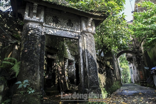 Đây là một làng nghề may được hình thành từ thời pháp thuộc. Với tay nghề khéo léo, người dân làng Cựu trở nên giàu có và xây những biệt thự nguy nga, đẹp nhất vùng nông thôn đồng bằng Bắc bộ thời bấy giờ. Ảnh: Laodongthudo.