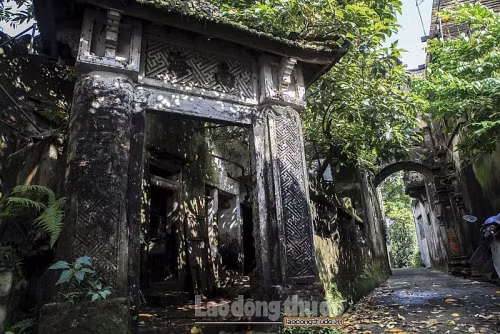 Đây là một làng nghề may được hình thành từ thời pháp thuộc. Với tay nghề khéo léo, người dân làng Cựu trở nên giàu có và xây những biệt thự nguy nga, đẹp nhất vùng nông thôn đồng bằng Bắc bộ thời bấy giờ. Ảnh: Laodongthudo.