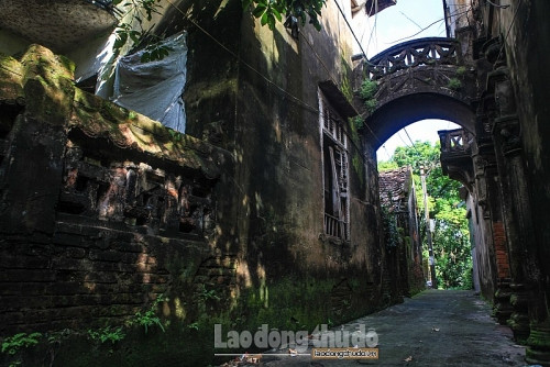 Nhà ông Xã Vinh, một trong những biệt thự cầu kỳ nhất với lối ngõ thênh thang. Hai tòa nhà ở hai bên nối với nhau bằng cầu bê tông uốn lượn. Ảnh: Laodongthudo.