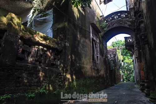 Nhà ông Xã Vinh, một trong những biệt thự cầu kỳ nhất với lối ngõ thênh thang. Hai tòa nhà ở hai bên nối với nhau bằng cầu bê tông uốn lượn. Ảnh: Laodongthudo.