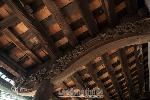 Cột kèo bên trong nhà mang kiến trúc Việt cổ, chạm khắc hoa văn cầu kỳ. Ảnh: Lao động thủ đô.