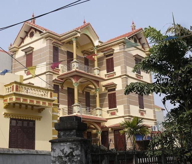 Gọi làng Miêng Thượng là phố cũng được, bởi đến Miêng Thượng bây giờ có cảm giác đang đi giữa một khu phố toàn biệt thự. Cả làng phất lên nhờ công việc bán thịt lợn ở các khu chợ. Ảnh: Dân Việt.