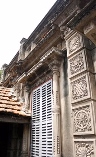 Những căn biệt thự ở làng Cựu chịu ảnh hưởng của kiến trúc nghệ thuật phương Tây trong thiết kế và trang trí. Ảnh: Anninhthudo.