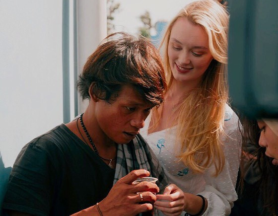 Trong khi Karna khá kín tiếng trên mạng xã hội, bà xã anh lại không ngại bày tỏ tình cảm, gửi những lời yêu thương, có cánh cho nửa kia. "Em yêu anh như anh yêu cà phê: một ly vào buổi sáng và một ly buổi tối, đen đắng, ngọt hay cả hai, dù bây giờ hay mãi về sau", Polly nhắn nhủ chồng vào Lễ Tình nhân vừa qua.