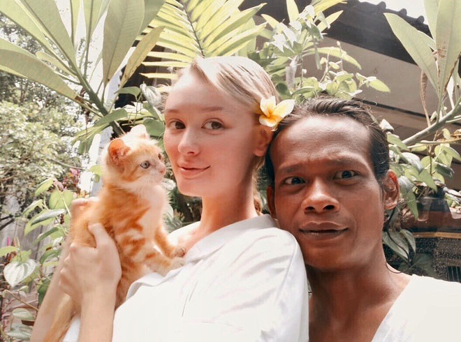 Cặp vợ chồng trẻ chưa có con. Tháng 3 vừa qua, gia đình nhỏ chào đón thành viên mới là một bé mèo xinh xắn. Chứng kiến những khoảnh khắc hạnh phúc của Polly và Karna, nhiều dân mạng bày tỏ sự ngưỡng mộ, coi hai người là nguồn cảm hứng để dũng cảm đến với tình yêu.