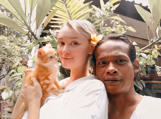 Cặp vợ chồng trẻ chưa có con. Tháng 3 vừa qua, gia đình nhỏ chào đón thành viên mới là một bé mèo xinh xắn. Chứng kiến những khoảnh khắc hạnh phúc của Polly và Karna, nhiều dân mạng bày tỏ sự ngưỡng mộ, coi hai người là nguồn cảm hứng để dũng cảm đến với tình yêu.