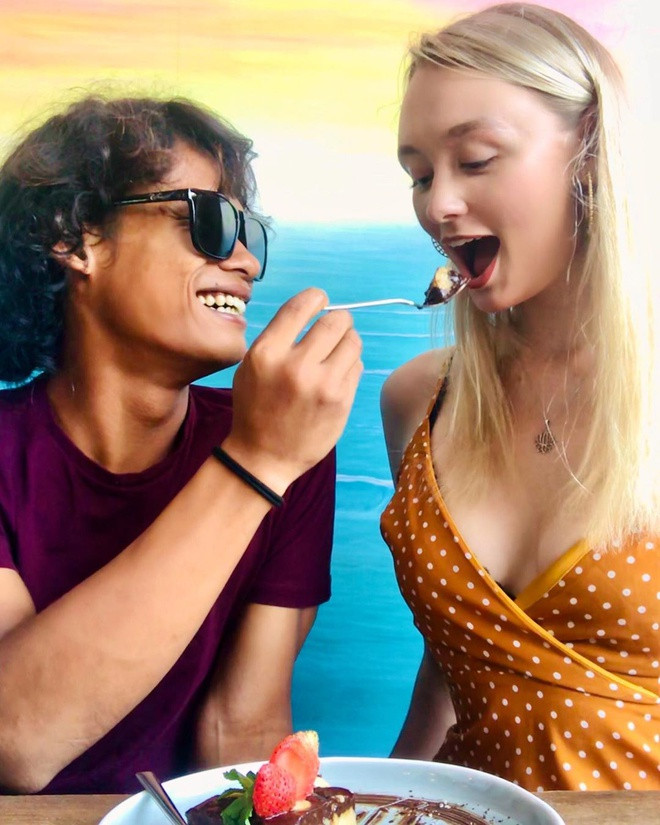 Cả hai đều quan niệm trong tình yêu không có sự hoàn hảo. Đó cũng chẳng phải là câu chuyện cổ tích hay ngôn tình trong sách. Tình yêu không đến dễ dàng nhưng sẽ bền lâu miễn cả hai cùng nhau vượt qua thử thách. "Em yêu anh, có nghĩa là em sẽ yêu và sát cánh bên anh ngay cả những lúc tồi tệ nhất. Yêu ngay cả lúc anh đầy tuyệt vọng, bất lực và khi chúng ta vui vẻ bên nhau", Polly từng nhắn nhủ Karna.