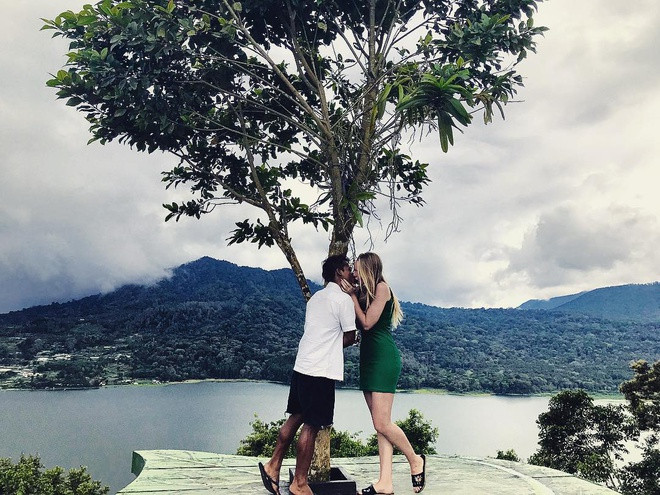 Khi chuyện tình cảm của đôi trẻ được lan truyền, nhiều dân mạng từng chế giễu, cho rằng ngoại hình của cặp vợ chồng không cân xứng. Tuy nhiên theo thời gian, cả hai đã chứng minh điều ngược lại. "Đây là định mệnh. Tôi chưa bao giờ yêu người ngoại quốc nhưng Chúa đã quyết định rằng Polly sẽ là vợ tôi và tôi thực sự biết ơn vì điều này", Karna nói.