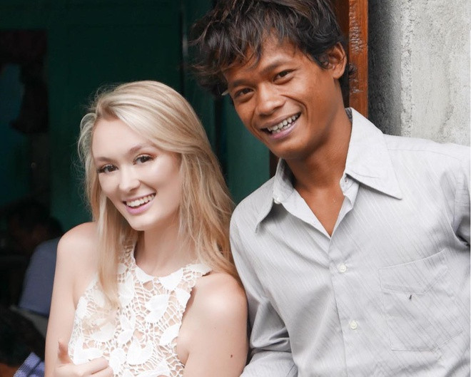 Theo Okezone, cặp vợ chồng đũa lệch đã ở bên nhau một thời gian trước khi tổ chức lễ cưới đơn giản theo kiểu của người Hồi giáo. Cả 2 gặp nhau ở Bali vào tháng 8/2017, khi Karna là huấn luyện viên lướt sóng còn Polly làm mẫu ảnh. Ban đầu, Karna nói anh không thể tin rằng cô gái xinh đẹp này sẽ yêu mình. Tuy nhiên, những cuộc gặp gỡ, trò chuyện lâu ngày đã khiến nàng mẫu ảnh dần cảm mến và dành tình cảm cho anh chàng Indonesia.