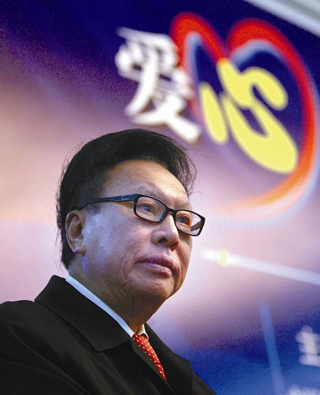 Theo đó, Yu là tỷ phú Trung Quốc đầu tiên cho đi toàn bộ tài sản của mình. Ông từng nói: "Nếu các con tôi tài giỏi hơn tôi, chúng sẽ không cần tới số tiền này. Còn nếu chúng không đủ năng lực, gia sản của tôi sẽ chỉ làm hại chúng mà thôi".