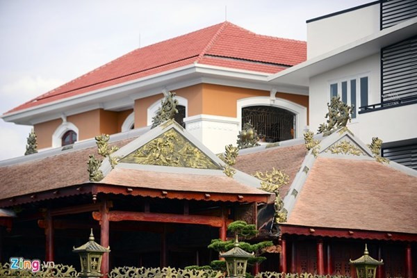 Khu nhà làm bằng gỗ được chạm trổ hoa văn đẹp mắt. Ảnh: Zing.