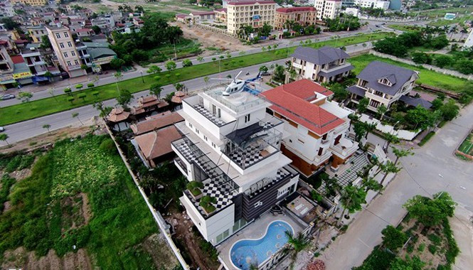 Đáng chú ý, trên nóc biệt thự này, Bùi Xuân Thành trưng bày chiếc trực thăng mô hình khiến nhiều người đi đường chú ý. Ảnh: Dân Việt.