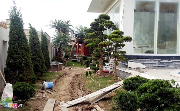 Một góc khuôn viên sân vườn biệt thự có trực thăng đậu nóc lúc đang còn hoàn thiện. Ảnh: Zing.
