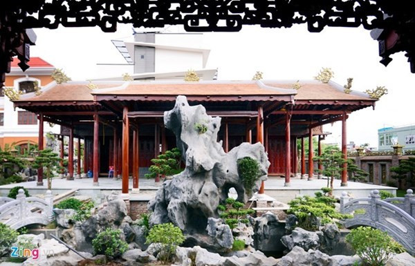 Từ cổng chính nhìn vào tam quan được thiết kế bằng gỗ với nhiều cây cảnh, hòn non bộ. Ảnh: Zing.