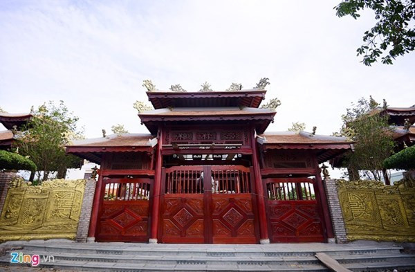 Cổng chính nằm trên đường Trường Chinh (Hải Dương), được thiết kế bằng gỗ, họa tiết cầu kỳ. Ảnh: Zing.