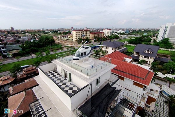 Thợ xây tại khu biệt thự này cho biết, chiếc trực thăng mô hình được thiết kế bằng tôn, khung thép không gỉ, bên trong rỗng hoàn toàn. Tổng chi phí cho chiếc trực thăng mô hình này là 20 triệu đồng, thời gian thiết kế và thi công hết 6 tháng. Ảnh: Zing.