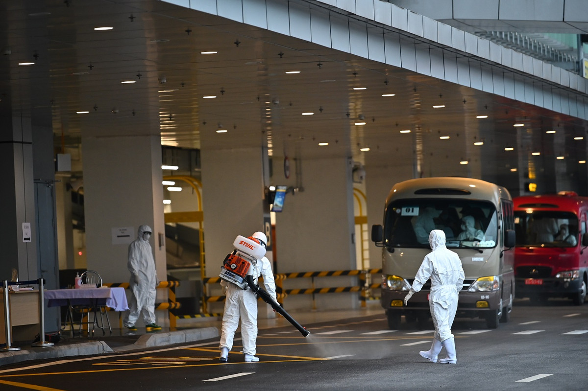 Don nguoi Viet hoi huong, san bay Van Don thuc hien nghiem quy dinh phong dich-Hinh-5