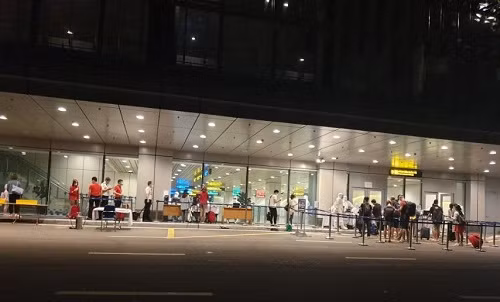 Don nguoi Viet hoi huong, san bay Van Don thuc hien nghiem quy dinh phong dich-Hinh-2