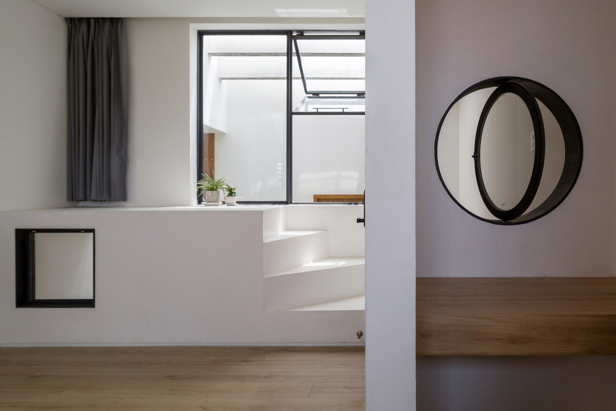 Sự kết hợp này tạo thành cấu trúc hai lớp, giảm thiểu tác động xấu từ môi trường trong khi vẫn đảm bảo thông gió hiệu quả, chiếu sáng vào ban ngày.