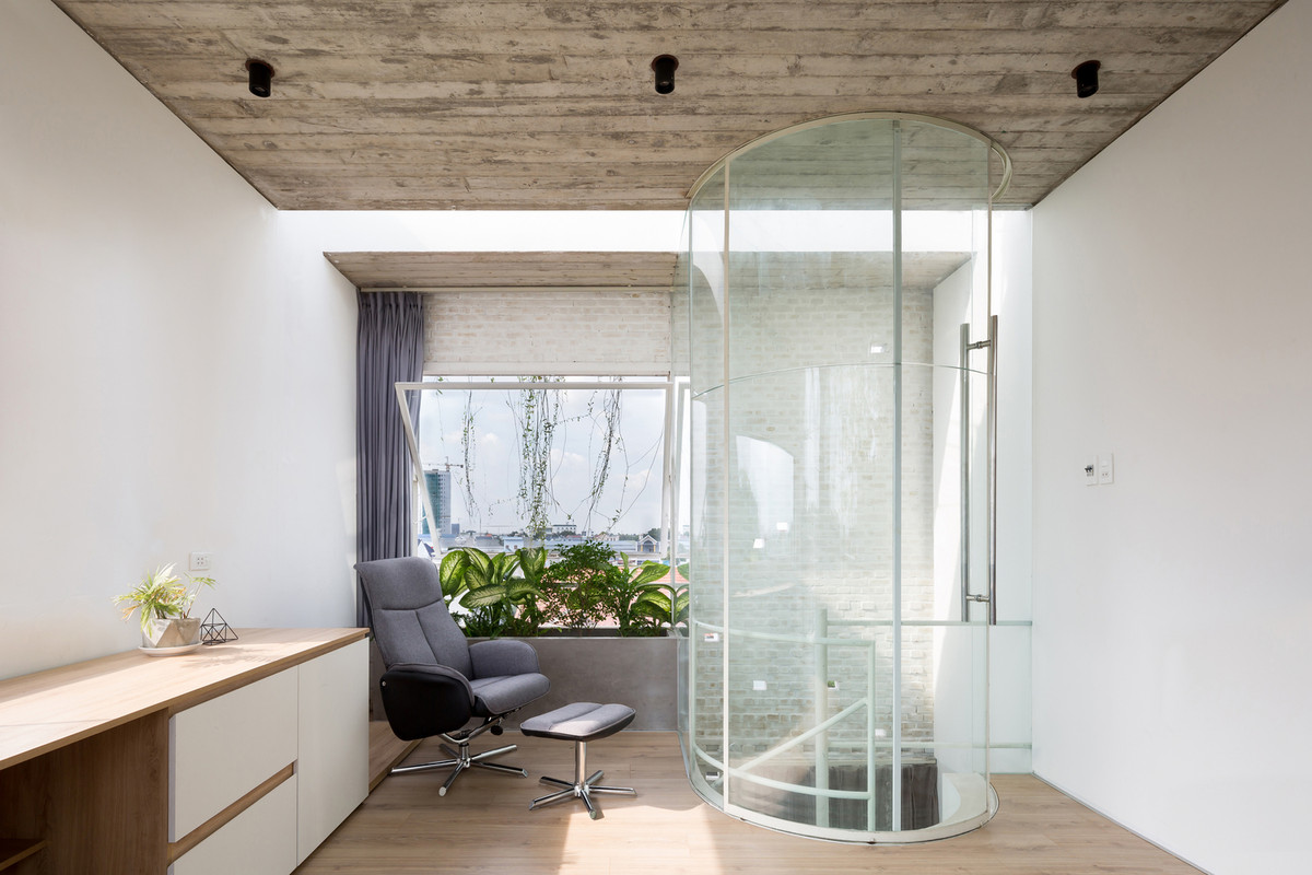 Hệ thống cầu thang linh hoạt chạy quanh nhà tạo ra tầm nhìn bao quát khắp các không gian.