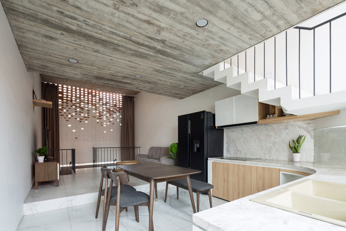  Nhà bếp bố trí gọn gàng phía dưới cầu thang.