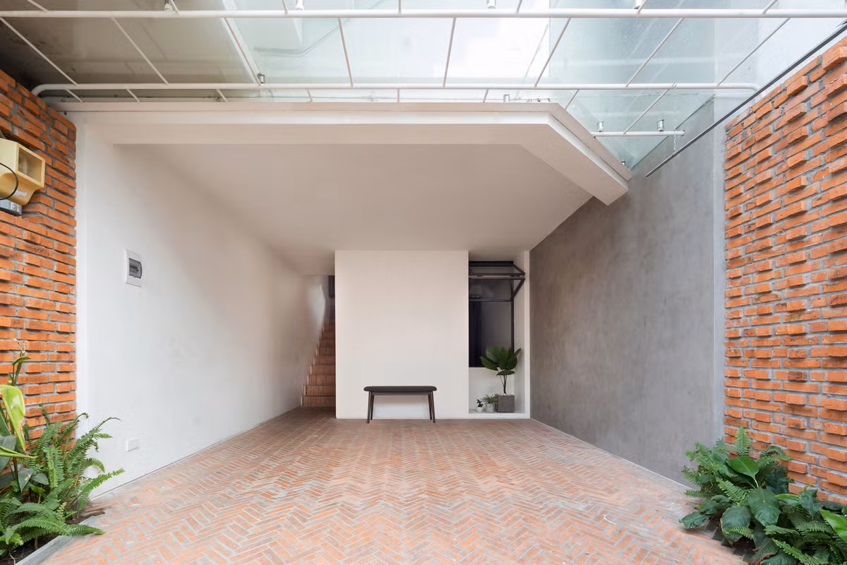 Vì vậy, giải pháp mà nhóm thiết kế đưa ra là xây dựng một không gian giới hạn bởi bức tường “rèm” các bức tường trong phòng.