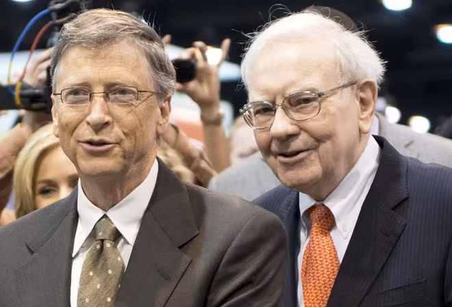 Tháng 2 vừa qua, tỷ phú Warren Buffett - bạn thân của Bill Gates - cho biết người sáng lập Microsoft đang tập trung tìm kiếm các giải pháp lâu dài cho mối đe dọa của Covid-19. Nguồn ảnh: AP. Video: Việt Nam sản xuất bộ sinh phẩm xét nghiệm Covid-19. Nguồn: VTC1.