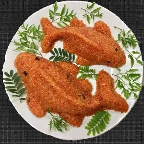 Chè cá chép là nhân đậu xanh, còn xôi cá chép làm nhân nấm thịt. Sau khi cúng, người mua có thể thưởng thức được luôn.