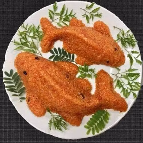 Chè cá chép là nhân đậu xanh, còn xôi cá chép làm nhân nấm thịt. Sau khi cúng, người mua có thể thưởng thức được luôn.