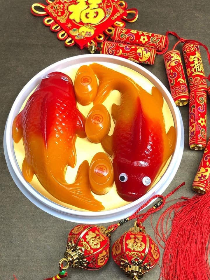 Bánh tổ cá chép làm từ bột nếp ngào với nước đường vàng, rồi đem hấp chín, lúc ăn thì cắt miếng mỏng rồi chiên dầu, chiên xong bánh vừa dẻo vừa giòn mặt, ăn rất ngon.