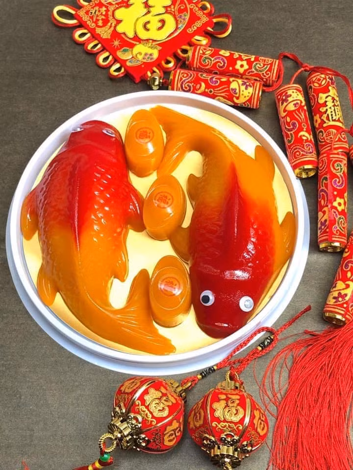 Bánh tổ cá chép làm từ bột nếp ngào với nước đường vàng, rồi đem hấp chín, lúc ăn thì cắt miếng mỏng rồi chiên dầu, chiên xong bánh vừa dẻo vừa giòn mặt, ăn rất ngon.