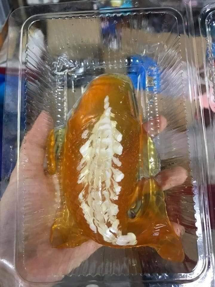 Trong đó, xôi cá chép có thêm nhân làm bằng thịt xào nấm giá 110.000 đồng/con nặng khoảng 0,8kg. Mâm cá đơn và thỏi vàng 170.000 đồng, mâm vàng 170.000 đồng, mâm song ngư 220.000 đồng...